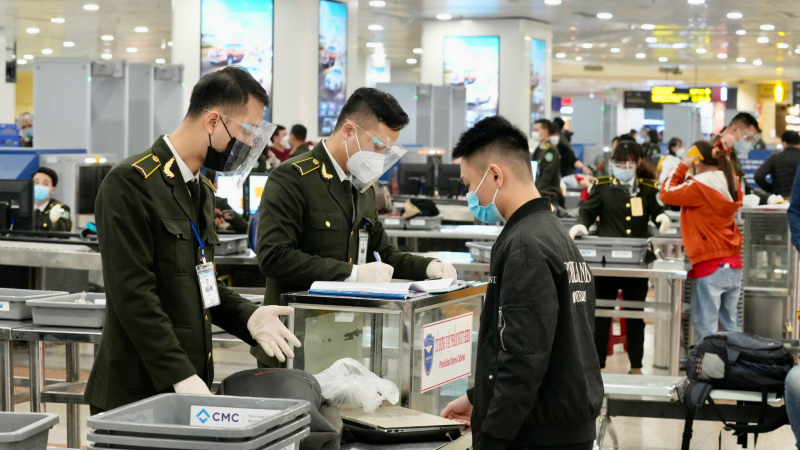 Bộ Công an khuyến cáo rủi ro khi xách hộ hàng hóa qua biên giới hoặc tại sân bay